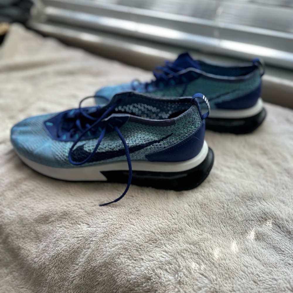 Nike Air Max Flyknit Racer - Picture 2 of 5